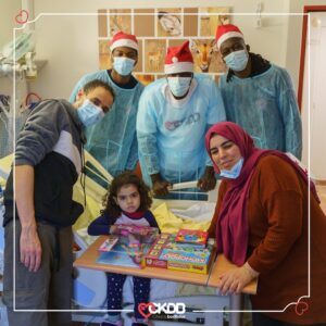 Omar Sy Instagram - ❤️‍🩹 Des sourires réconfortants, des instants empreints de chaleur !
🌟Notre parrain Omar Sy, accompagné d’Aurélien Tchouameni et Mory Sacko ont rendu visite aux jeunes patients du service Maladie Digestive et Respiratoire du CHU Robert Debré. Merci à eux pour cette visite pleine d’amour et d’espoir. 

#CKDB #cekedubonheur #association #enfance #ensemble #partage #sourires #atelier #Noël #NoëlCKDB #RobertDebré #OmarSy #AurélienTchouameni #MorySacko