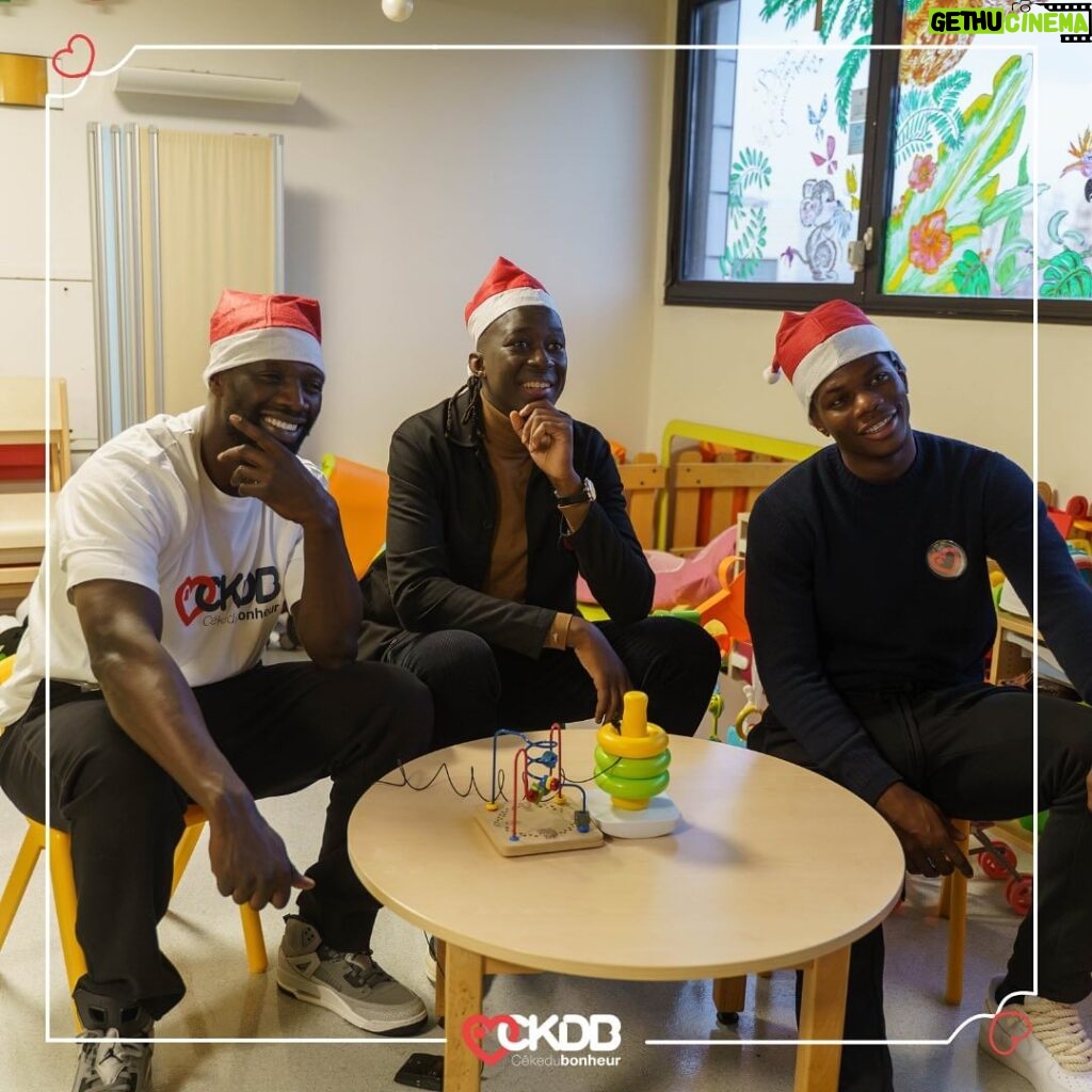 Omar Sy Instagram - ❤‍🩹 Des sourires réconfortants, des instants empreints de chaleur ! 🌟Notre parrain Omar Sy, accompagné d’Aurélien Tchouameni et Mory Sacko ont rendu visite aux jeunes patients du service Maladie Digestive et Respiratoire du CHU Robert Debré. Merci à eux pour cette visite pleine d’amour et d’espoir. #CKDB #cekedubonheur #association #enfance #ensemble #partage #sourires #atelier #Noël #NoëlCKDB #RobertDebré #OmarSy #AurélienTchouameni #MorySacko Hôpital universitaire Robert-Debré