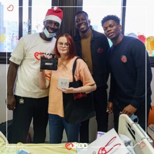 Omar Sy Instagram - ❤️‍🩹 Des sourires réconfortants, des instants empreints de chaleur ! 🌟Notre parrain Omar Sy, accompagné d’Aurélien Tchouameni et Mory Sacko ont rendu visite aux jeunes patients du service Maladie Digestive et Respiratoire du CHU Robert Debré. Merci à eux pour cette visite pleine d’amour et d’espoir. #CKDB #cekedubonheur #association #enfance #ensemble #partage #sourires #atelier #Noël #NoëlCKDB #RobertDebré #OmarSy #AurélienTchouameni #MorySacko Hôpital universitaire Robert-Debré