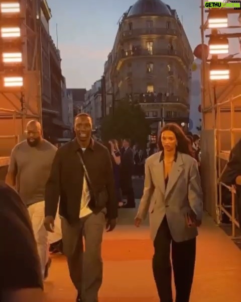 Omar Sy Instagram - Congratulations @Pharrell for your first men’s show @Louisvuitton So inspirational. #LVmenSS24 #LouisVuitton #PharrellWilliams Styled by @ilya.vanzato Make up by @anglomamakeup Hair by @alexandrinepiel Pont Neuf, Paris