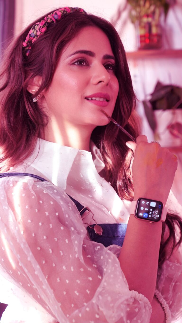 Onima Kashyap Instagram - Discover endless ways to achieve more with the new itel ICON 2 #smartwatch. Its features empower me to be myself and embrace life to the fullest. #WearYourAttitude #happywomensday