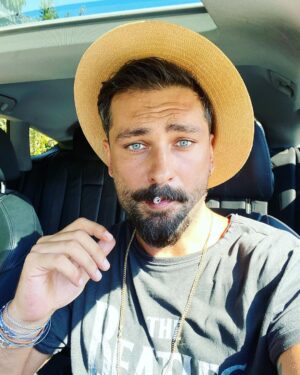 Onur Tuna Instagram - dedem tütün çiğnerdi