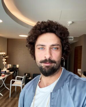 Onur Tuna Instagram - Büyüyünce @rehaozcanofficial olacağım. Yaptığı her abilik için, yaşımıza aldırmadan her seferinde bize içten güldüğü için ona ne kadar teşekkür etsem az... 
Birikenler baki. 

Güzelliklere Kaçacağız Reha Abi’m 🙏🏻