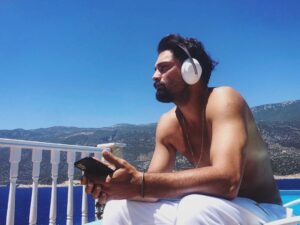Onur Tuna Instagram - dinledikçe susuyor insan