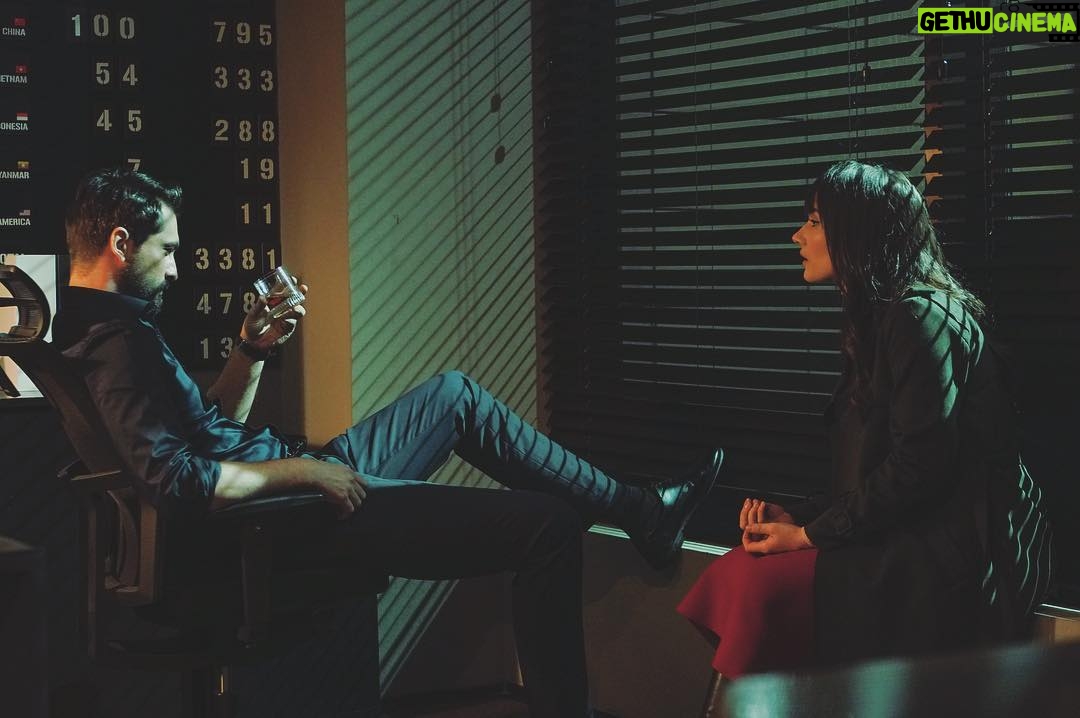 Onur Tuna Instagram - Söylemeden geçemeyeceğim doğal oyunculuğu ve enerjisiyle çalışmaktan çok mutlu olduğum arkadaşım, partnerim @sevdaerginci .. #yasakelma 2. Bölümüyle Pazartesi günü @foxturkiye ekranlarinda!!