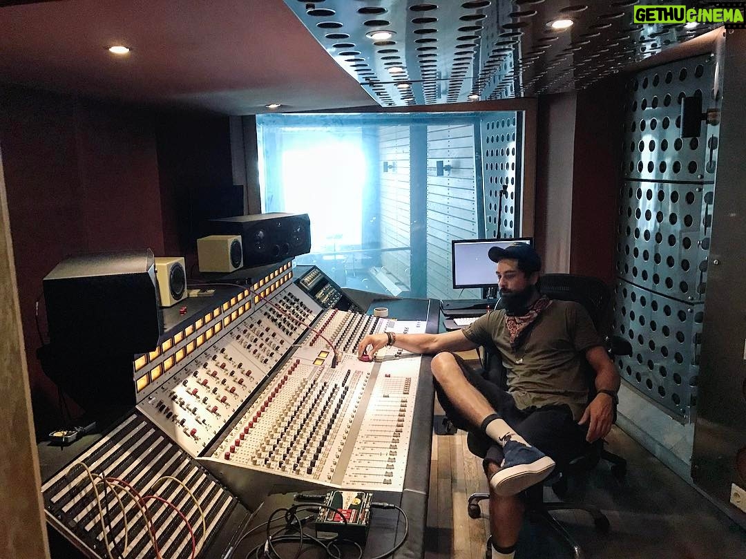 Onur Tuna Instagram - Bayram günü de çalışıyoruz... @babajimstudios