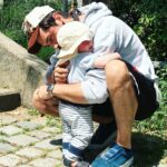 Onur Tuna Instagram - Bu güzel meleği tanımıyorum. Yolda yürürken ailesinin elini ısrar ederek bırakıp hızlı adımlarla gelip bu şekilde sarıldı bi anda💜 mutluluktan ayaklarım yerden kesildi. Son zamanlarda yaşadığım en güzel şey.. Herkese günaydın!