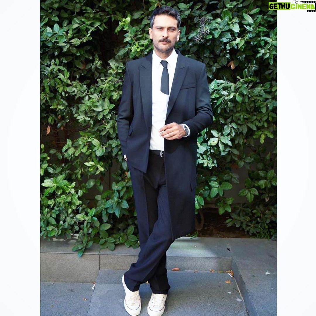 Onur Tuna Instagram - Kıyafet @kkoncept_ Saat @tagheuer Styling @eylmyldzz Asistan @iremonwork Fotoğraf @nadirozkan Sarmaşık Zamanı galası için güzel ekibe teşekkür ederim 🙏🏻