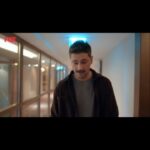 Onur Tuna Instagram - Şarkının tamamı bu hafta yüklenir arkadaşlar. Her şey bi anda oldu tam toparlanamadık. Umarım beğenirsiniz 😀 söz müzik bana ait ama aranje ve gönül kısmında arkamdaki dahi @serhatsensesli ‘ye kocaman teşekkürler🎸🥃 ayrıca şarkıyı dinlettiğimde sahnede kafasına oturtan yönetmenlerime ve yapım şirketime teşekkür ederim🙏🏻 @ayyapim @sahanehayatimtv
