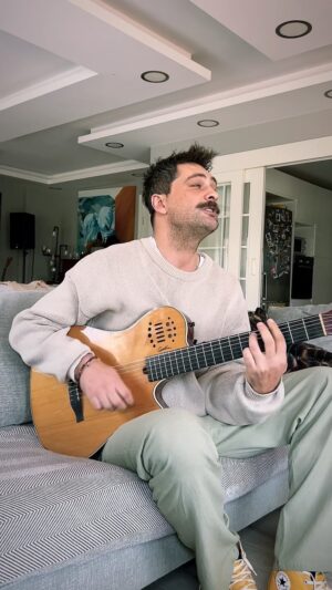 Onur Tuna Instagram - Sabah eğlencesi.. şarkı da eğlencesine yazdığım köşede kalanlardan.. çok ciddiye almayın😀🎸