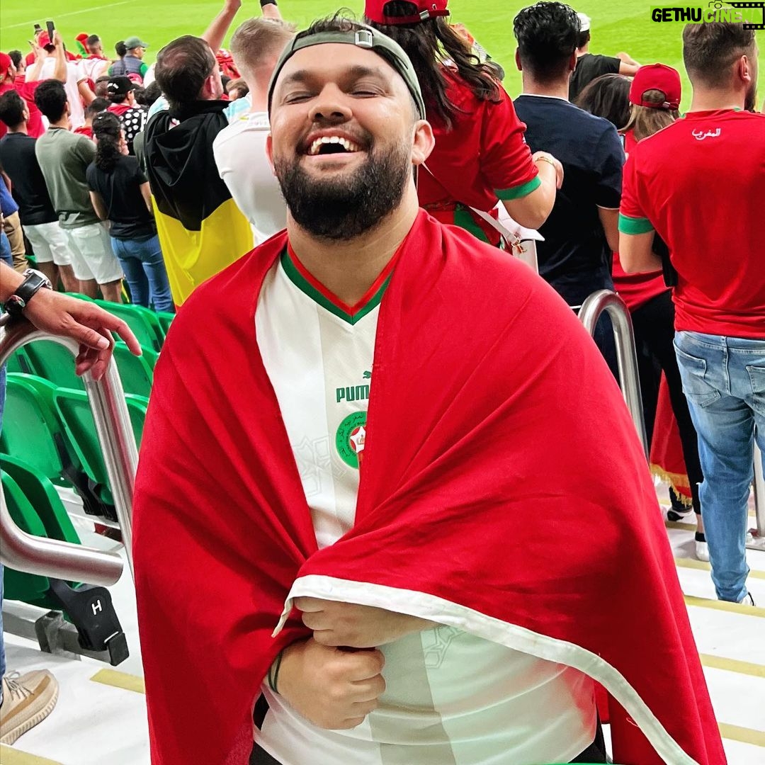 Oussama Ramzi Instagram - هاد الشعب كايتنفس الكورة و كايعيش تفاصيلها بواحد الطريقة عجيبة ، الإحساس اللي كان فالتيران البارح ماشي طبيعي من النشيد اللي هز الملعب للتشجيع طيلة تسعين دقيقة . شكرا للعابة اللي عطاونا فرحة عمر ننساوها و تقاتلو و كان سبوعة و شكرا لأحسن راس لاڤوكا فالدنيا ❤️❤️🇲🇦🇲🇦