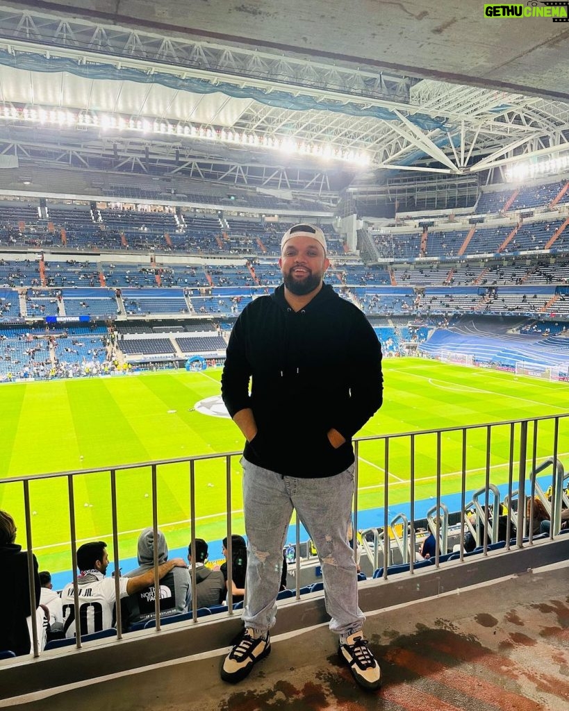 Oussama Ramzi Instagram - ديما بارسا من مدريد 🌝 Santiago Bernabéu Stadium