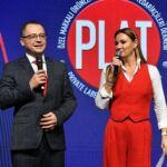 Pınar Altuğ Instagram - Dün @platdernegi 8.zirvesinin sahnesi yine bana emanetti.Çok kıymetli isimleri ağırladık ve Cumhuriyetimizin 100.yılını tüm misafirlerimizle büyük çoşkuyla kutladık🇹🇷🇹🇷🇹🇷 Özel not:Tüm gün ayakta duracağım için bel fıtığım sebebiyle mecbur düz ayakkabı giydim🙏🏻 #PrivateLabelZirvesi #işbirliği