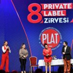 Pınar Altuğ Instagram - Dün @platdernegi 8.zirvesinin sahnesi yine bana emanetti.Çok kıymetli isimleri ağırladık ve Cumhuriyetimizin 100.yılını tüm misafirlerimizle büyük çoşkuyla kutladık🇹🇷🇹🇷🇹🇷 Özel not:Tüm gün ayakta duracağım için bel fıtığım sebebiyle mecbur düz ayakkabı giydim🙏🏻 #PrivateLabelZirvesi #işbirliği