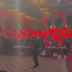 Pınar Altuğ Instagram - Dün @platdernegi 8.zirvesinin sahnesi yine bana emanetti.Çok kıymetli isimleri ağırladık ve Cumhuriyetimizin 100.yılını tüm misafirlerimizle büyük çoşkuyla kutladık🇹🇷🇹🇷🇹🇷 Özel not:Tüm gün ayakta duracağım için bel fıtığım sebebiyle mecbur düz ayakkabı giydim🙏🏻 #PrivateLabelZirvesi #işbirliği