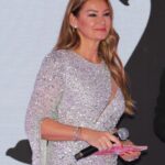 Pınar Altuğ Instagram - Sahne benim kendimi en iyi hissettiğim yerlerden biri❤️ Dün gece belim ayakta duramayacak kadar tutuk olmasına rağmen yine işimin başındaydım,umarım ömrümün sonuna kadar da olabilirim🙏🏻 Sahnede olduğum süre boyunca gözünü 1sn üzerimden çekmeyen canım @neslihan.aydemir iyi ki hayatımdasın❤️ Sabah durumu öğrenip beni toparlamak için seferber olan @esrainhouse ve @bodytera_ Çok sanslıyım🥰 İçinde kendimi prenses gibi hissettiğim elbisem @rasitbagzibagli Saçlarım @hairgameofficial Mehmetcim❤️ Fotoğraflar için teşekkürler @nasuhbektas @gelindamatdergisi #işbirliği