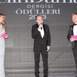 Pınar Altuğ Instagram - Sahne benim kendimi en iyi hissettiğim yerlerden biri❤️ Dün gece belim ayakta duramayacak kadar tutuk olmasına rağmen yine işimin başındaydım,umarım ömrümün sonuna kadar da olabilirim🙏🏻 Sahnede olduğum süre boyunca gözünü 1sn üzerimden çekmeyen canım @neslihan.aydemir iyi ki hayatımdasın❤️ Sabah durumu öğrenip beni toparlamak için seferber olan @esrainhouse ve @bodytera_ Çok sanslıyım🥰 İçinde kendimi prenses gibi hissettiğim elbisem @rasitbagzibagli Saçlarım @hairgameofficial Mehmetcim❤️ Fotoğraflar için teşekkürler @nasuhbektas @gelindamatdergisi #işbirliği