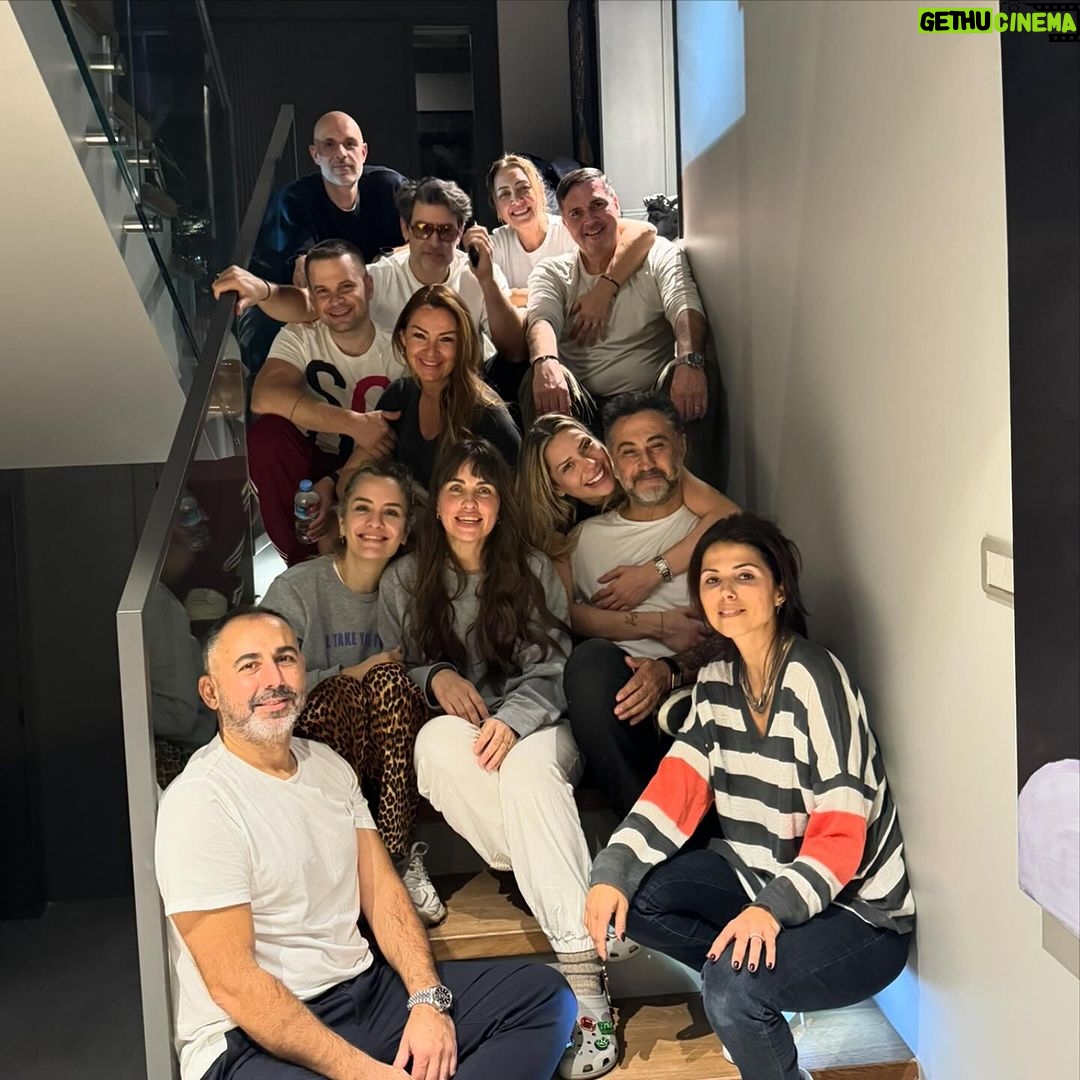 Pınar Altuğ Instagram - Biz beraber olunca herşey çok güzel oluyo❤️ #KomşuculukForever @zdengizman @sarpdengizman @sgamzeozturk @cemozturk1970 @handeozdinc @ozgurozdinc @aslitandoga @cahittanyesilada @gizem.eras @emrah_yucel_la @yaamuratacan