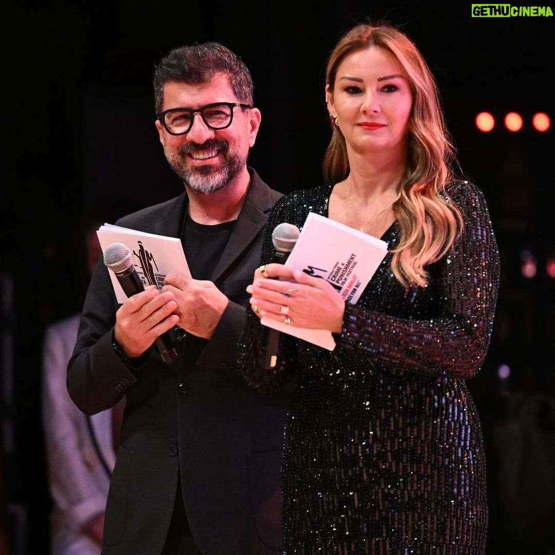 Pınar Altuğ Instagram - Dün akşam Uluslararası Suç ve Ceza Film Festivalinin açılış gecesi sahnesindeydik @hbilgin @uscff_icapff Elbisem @rasitbagzibagli Ayakkabılarım @jabotter Saç @hairgameofficial #reklam Cemal Resit Rey ( CRR )