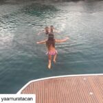 Pınar Altuğ Instagram - Ne acaip bir gündü🙈🙈🙈 #Repost @yaamuratacan with @use.repost ・・・ #TBT nin krali 😇 21.09.2015Persembe; Bozburun da muthis bir firtina sonrasi Yagmur’lu bir sabah.. karim ve kizim 🥰 unutmadigin hergun, yasadigin bir gun 😇😇😇 @pinaraltug_atacan @atacan_su