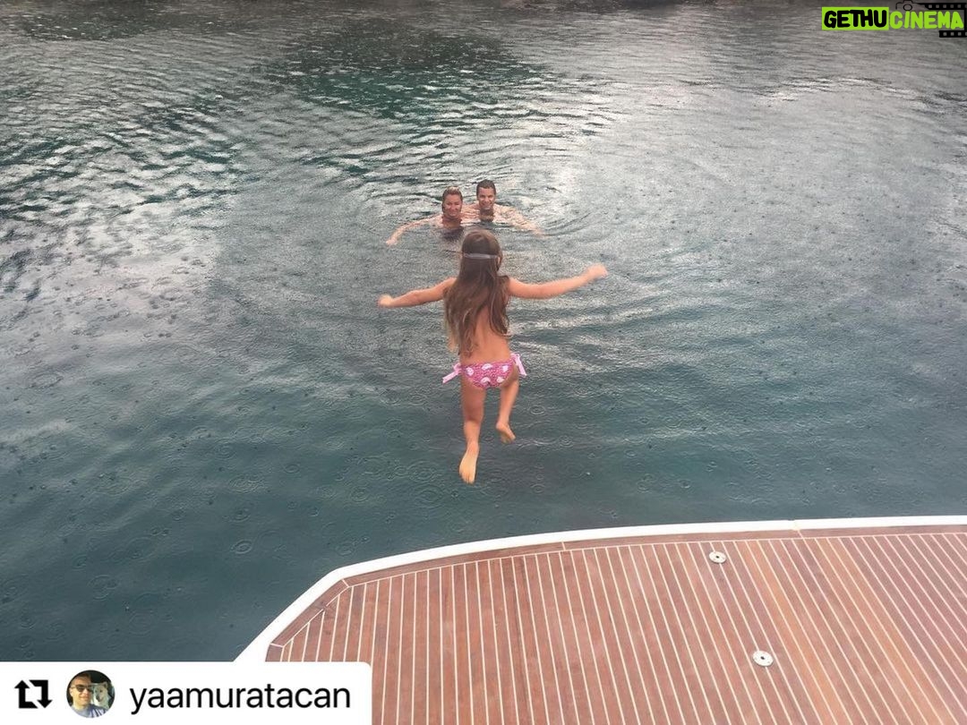 Pınar Altuğ Instagram - Ne acaip bir gündü🙈🙈🙈 #Repost @yaamuratacan with @use.repost ・・・ #TBT nin krali 😇 21.09.2015Persembe; Bozburun da muthis bir firtina sonrasi Yagmur’lu bir sabah.. karim ve kizim 🥰 unutmadigin hergun, yasadigin bir gun 😇😇😇 @pinaraltug_atacan @atacan_su