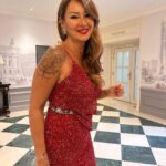 Pınar Altuğ Instagram - Cuma akşamı Pariste büyüleyici bir salonda @moonlifedergi ödül törenini sunmak için sahnedeydim❤️ Elbiselerim canım @rasitbagzibagli Ayakkabılarım @pelininayakkabilari Saç @balmainhairsalon Ve tabii ki fotoğraflar canım @esrainhouse hep yanımdaydı❤️ @inhouseiletisim #işbirliği #reklam InterContinental Paris - Le Grand