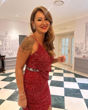 Pınar Altuğ Instagram - Cuma akşamı Pariste büyüleyici bir salonda @moonlifedergi ödül törenini sunmak için sahnedeydim❤️
Elbiselerim canım @rasitbagzibagli 
Ayakkabılarım @pelininayakkabilari 
Saç @balmainhairsalon 
Ve tabii ki fotoğraflar canım  @esrainhouse hep yanımdaydı❤️ @inhouseiletisim #işbirliği #reklam