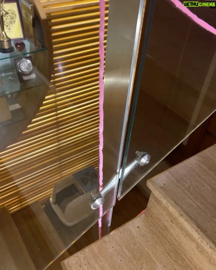 Pınar Altuğ Instagram - Ay bu videolar hikayede silinip gitmemeli😹😹😹😹😹😹 Sanatçının diğer eserini görmek için yana kaydırınız😹😹😹