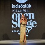 Pınar Altuğ Instagram - Dün gece ve bu gece @banunoyaneventoffice organizasyonuyla yapılan İnci Sözlük Open Stage moda günlerinin sahnesi bana teslimdi❤️ İlk akşam Kastamonu Belediyesinin desteğiyle müthiş bir şapka defilesine şahit olduk,bu geceyse sahne designerlarındı. Teşekkürlerim var Sevgili @banunoyan ❤️ @lazzonihotel her geldiğimde beni evimde gibi hissettirdiğiniz için Canım @rasitbagzibagli senin kıyafetlerini her zaman zevkle taşıyorum Saçlarım @hairgameofficial Mehmet Ve her zaman yanımda olan canım @neslihan.aydemir @inhouseiletisim seviyorummmmm #reklam #işbirliği Lazzoni Hotel