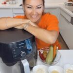 Pınar Altuğ Instagram - Mutfağımda ben ve Philips Airfryer XXL’ım ✨yine sizin için harika bir tarifle geldik. Hem pratik hem lezzetli diye tarifimi sizlerle de paylaşıyorum. Sebze Köftesi.. Hazırlaması da pişirmesi de çok kolay👍🏻 Malzemeler: 1 patates,1 kabak, 1 havuç, 1/2 kirmizi biber, 1 dal taze soğan, 1 yumurta, rendelenmiş kaşar peyniri, 2 diş sarımsak, 2 kaşık mısır unu, tuz, karabiber, kuru dereotu… Patates, havuç ve kabağı rendeleyip, iyice sularını sıkıyoruz, kırmızı biber, taze soğan ve sarımsağı doğrayıp kalan tüm malzemeleri karıştırıyoruz. Küçük toplar haline getirip sepete yerleştiriyoruz. Bu kadar kolay ve hızlı! Philips Airfryer hem yemekleri ’a kadar daha az yağ ile pişiriyor, hem de bulaşık makinasında yıkanabildiği için temizliği de çok kolay oluyor. Fırından 1.5 kat daha hızlı ve A sınıfı fırınlara göre ’e kadar enerji tasarrufu sağlıyor, ayrıca sıcak tutma modu ile yemekleri 30 dakikaya kadar sıcak tutabiliyor @philipsevurunleriturkiye #philipsairfryertarifleri #işbirliği Yeni tariflerim için takipte kalın derim. .