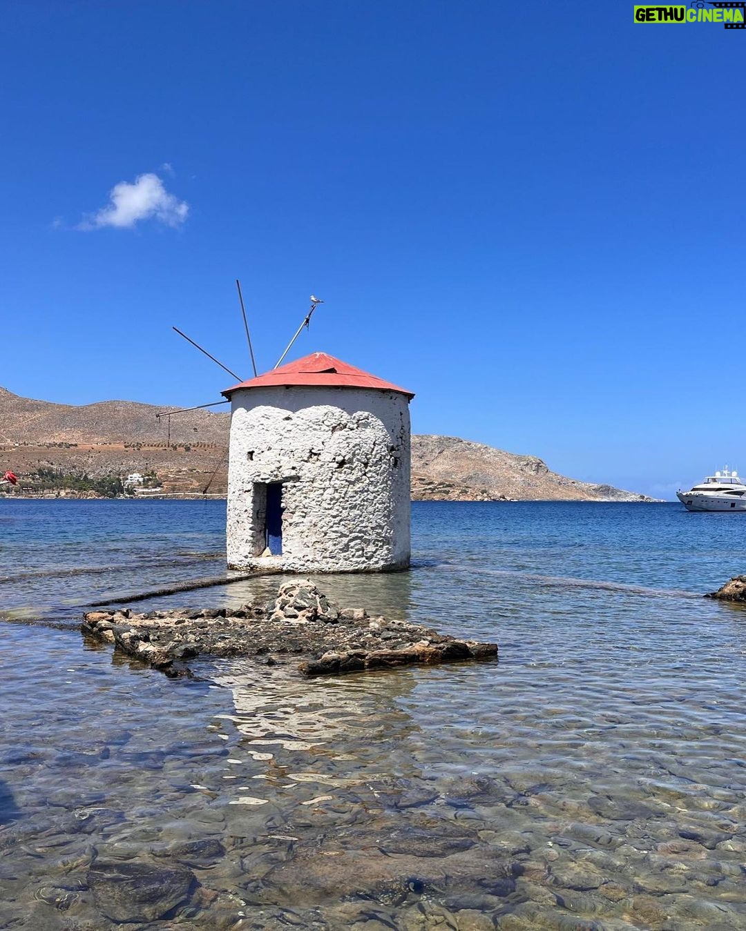 Pınar Altuğ Instagram - En sevdiğimiz yerde ❤️ #leros #MilosTaverna @yaamuratacan Leros