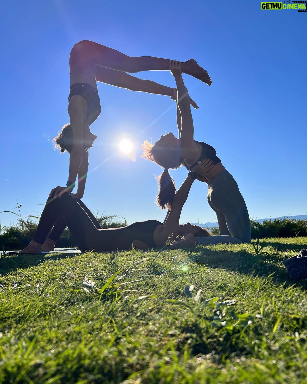 Pınar Altuğ Instagram - Dünya Yoga Günü kutlu olsun❤️ 2,5 semne önce başlayan bu serüven ömür boyu sürsün🥰 Canım hocalarım iy ki yollarımız kesişmiş 🧘♀️