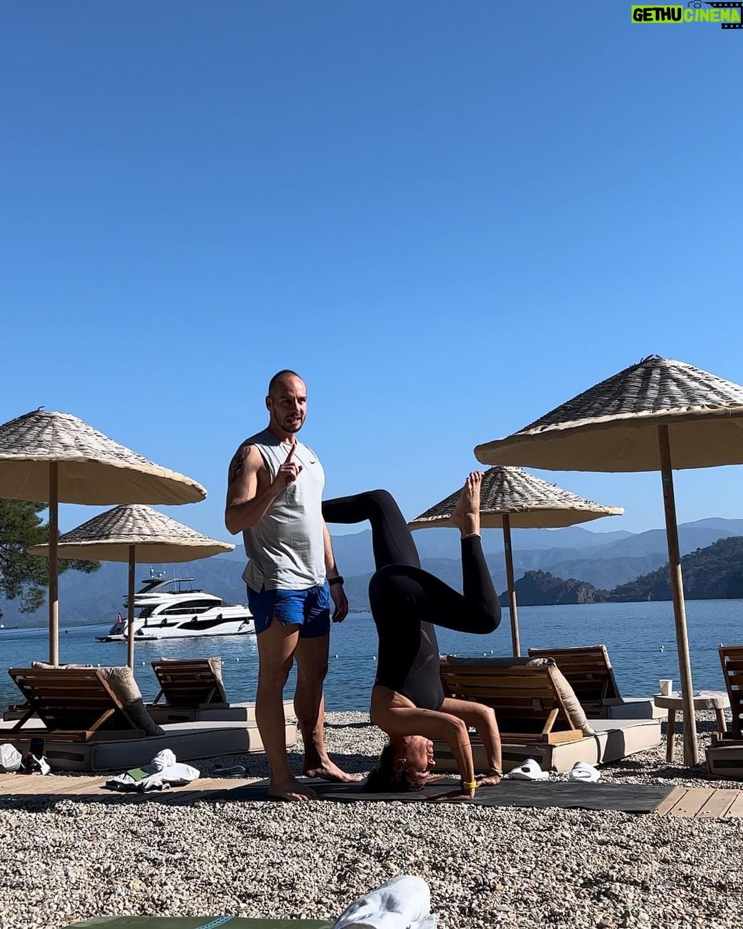 Pınar Altuğ Instagram - Dünya Yoga Günü kutlu olsun❤️ 2,5 semne önce başlayan bu serüven ömür boyu sürsün🥰 Canım hocalarım iy ki yollarımız kesişmiş 🧘♀️