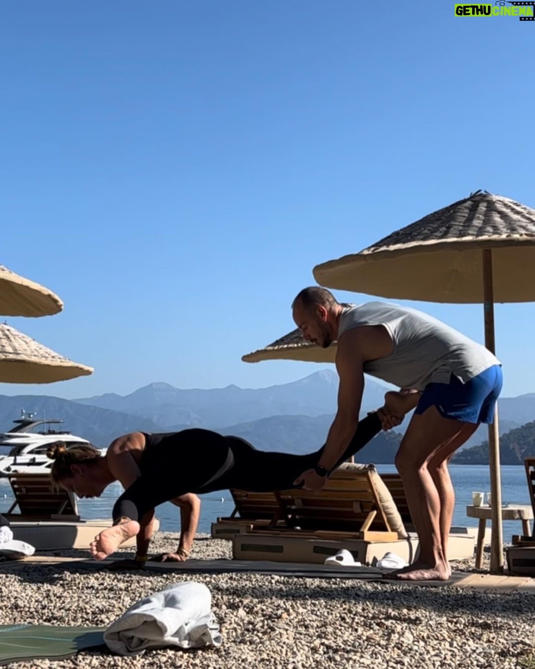 Pınar Altuğ Instagram - Dünya Yoga Günü kutlu olsun❤️ 2,5 semne önce başlayan bu serüven ömür boyu sürsün🥰 Canım hocalarım iy ki yollarımız kesişmiş 🧘♀️