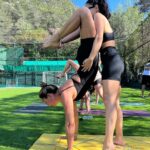 Pınar Altuğ Instagram – Dünya Yoga Günü kutlu olsun❤️ 2,5 semne önce başlayan bu serüven ömür boyu sürsün🥰 Canım hocalarım iy ki yollarımız kesişmiş 🧘♀️