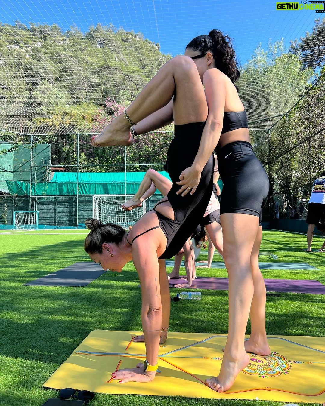Pınar Altuğ Instagram - Dünya Yoga Günü kutlu olsun❤️ 2,5 semne önce başlayan bu serüven ömür boyu sürsün🥰 Canım hocalarım iy ki yollarımız kesişmiş 🧘♀️