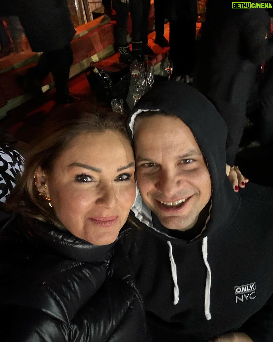 Pınar Altuğ Instagram - Yılbaşı fotoğraflarına ancak sıra geldi🥰 Hayat paylaşınca çoookkk güzel🥳 @yaamuratacan @aslitandoga @cahittanyesilada @zdengizman @sarpdengizman @sgamzeozturk @cemozturk1970 @oztrk_ege @demirdengizman @derind123 @atacan_su #reklam Sway Hotels