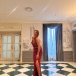 Pınar Altuğ Instagram - Cuma akşamı Pariste büyüleyici bir salonda @moonlifedergi ödül törenini sunmak için sahnedeydim❤️ Elbiselerim canım @rasitbagzibagli Ayakkabılarım @pelininayakkabilari Saç @balmainhairsalon Ve tabii ki fotoğraflar canım @esrainhouse hep yanımdaydı❤️ @inhouseiletisim #işbirliği #reklam InterContinental Paris - Le Grand