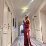 Pınar Altuğ Instagram - Cuma akşamı Pariste büyüleyici bir salonda @moonlifedergi ödül törenini sunmak için sahnedeydim❤️ Elbiselerim canım @rasitbagzibagli Ayakkabılarım @pelininayakkabilari Saç @balmainhairsalon Ve tabii ki fotoğraflar canım @esrainhouse hep yanımdaydı❤️ @inhouseiletisim #işbirliği #reklam InterContinental Paris - Le Grand