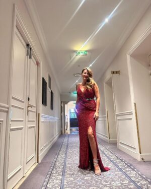 Pınar Altuğ Instagram - Cuma akşamı Pariste büyüleyici bir salonda @moonlifedergi ödül törenini sunmak için sahnedeydim❤️
Elbiselerim canım @rasitbagzibagli 
Ayakkabılarım @pelininayakkabilari 
Saç @balmainhairsalon 
Ve tabii ki fotoğraflar canım  @esrainhouse hep yanımdaydı❤️ @inhouseiletisim #işbirliği #reklam