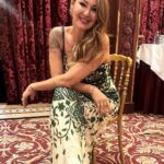 Pınar Altuğ Instagram - Cuma akşamı Pariste büyüleyici bir salonda @moonlifedergi ödül törenini sunmak için sahnedeydim❤️ Elbiselerim canım @rasitbagzibagli Ayakkabılarım @pelininayakkabilari Saç @balmainhairsalon Ve tabii ki fotoğraflar canım @esrainhouse hep yanımdaydı❤️ @inhouseiletisim #işbirliği #reklam InterContinental Paris - Le Grand