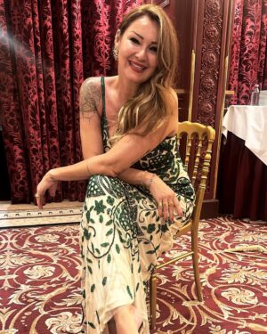 Pınar Altuğ Instagram - Cuma akşamı Pariste büyüleyici bir salonda @moonlifedergi ödül törenini sunmak için sahnedeydim❤️
Elbiselerim canım @rasitbagzibagli 
Ayakkabılarım @pelininayakkabilari 
Saç @balmainhairsalon 
Ve tabii ki fotoğraflar canım  @esrainhouse hep yanımdaydı❤️ @inhouseiletisim #işbirliği #reklam