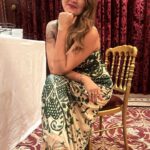 Pınar Altuğ Instagram - Cuma akşamı Pariste büyüleyici bir salonda @moonlifedergi ödül törenini sunmak için sahnedeydim❤️ Elbiselerim canım @rasitbagzibagli Ayakkabılarım @pelininayakkabilari Saç @balmainhairsalon Ve tabii ki fotoğraflar canım @esrainhouse hep yanımdaydı❤️ @inhouseiletisim #işbirliği #reklam InterContinental Paris - Le Grand