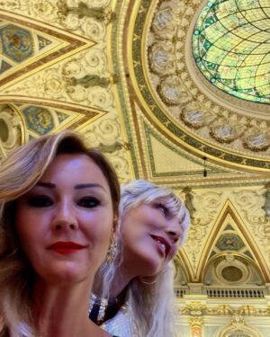 Pınar Altuğ Instagram - Cuma akşamı Pariste büyüleyici bir salonda @moonlifedergi ödül törenini sunmak için sahnedeydim❤️
Elbiselerim canım @rasitbagzibagli 
Ayakkabılarım @pelininayakkabilari 
Saç @balmainhairsalon 
Ve tabii ki fotoğraflar canım  @esrainhouse hep yanımdaydı❤️ @inhouseiletisim #işbirliği #reklam
