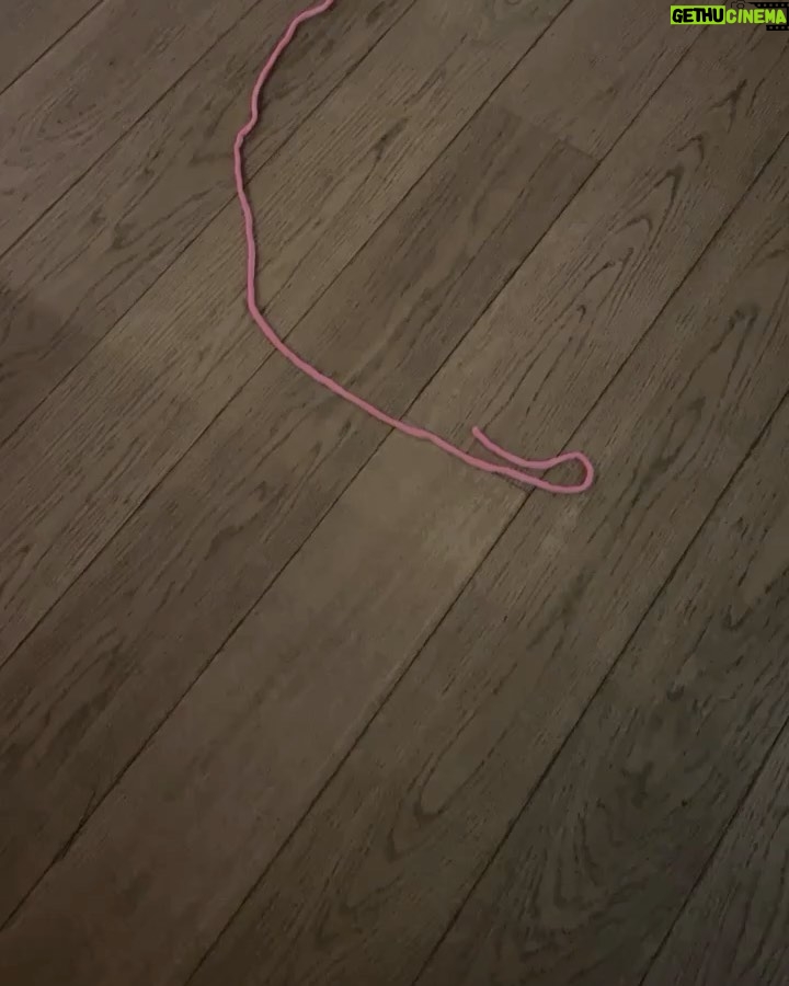Pınar Altuğ Instagram - Ay bu videolar hikayede silinip gitmemeli😹😹😹😹😹😹 Sanatçının diğer eserini görmek için yana kaydırınız😹😹😹