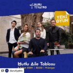 Pınar Altuğ Instagram - Heyecan dorukta! #Repost @durutiyatro with @use.repost ・・・ Yepyeni oyunumuz sizinle buluşmaya hazır!🤩 Başrollerini @emrekinay ve @pinaraltug_atacan ‘ın paylaştığı “Mutlu Aile Tablosu” adlı oyunumuz 8 Şubat 2024 Perşembe günü 20.00’da prömiyer gösterimi ile sizinle!🥳 Ellili yaşlarının ortalarında sıkıcı ve düz bir çift olan Elaine ve Ken Haber, iki yetişkin çocuklarının da etkisiyle birbirlerine hiçbir zaman uygun olmadıklarına ve hayatı kaçırdıklarına ikna olurlar. Haber çifti, uzun süredir evli olmalarından kaynaklı monoton olduğunu sandıkları hayatlarını değiştirmeye karar verirler ve bu monotonluğu düzeltmeye çalışırken hayatları kabusa dönüşür. Künye: 📝 Yazan: Sam BOBRICK-Joey BOBRICK 📜 Çeviren: Ekin TUNÇAY TURAN 🎬 Yöneten: Emre KINAY 🎭 Yönetmen Yardımcısı: Derin BÜLBÜL 📚 Dramaturg: Ayşegül HARDERN - Emre KINAY 💡 Işık Tasarım: Ayşe Sedef AYTER 👥 Oyuncular: Pınar ALTUĞ ATACAN Emre KINAY Derin BÜLBÜL Yarkın ÜNSAL Taner ERGÖR 👗 Kostüm Tasarım: Seda ÖZDEMİR, Aygül GÜNTAV 🎨 Dekor Tasarım: Cihan AŞAR 🎨 Afiş Tasarım: Ahmet ERDOĞAN 📸 Fotoğraf: Emre MOLLAOĞLU Biletler Biletix’te🥰 #durutiyatro #durutiyatroataşehir #tiyatro #tiyatrooyunu #oyun #kültürel #takvim #mutluailetablosu #işbirliği