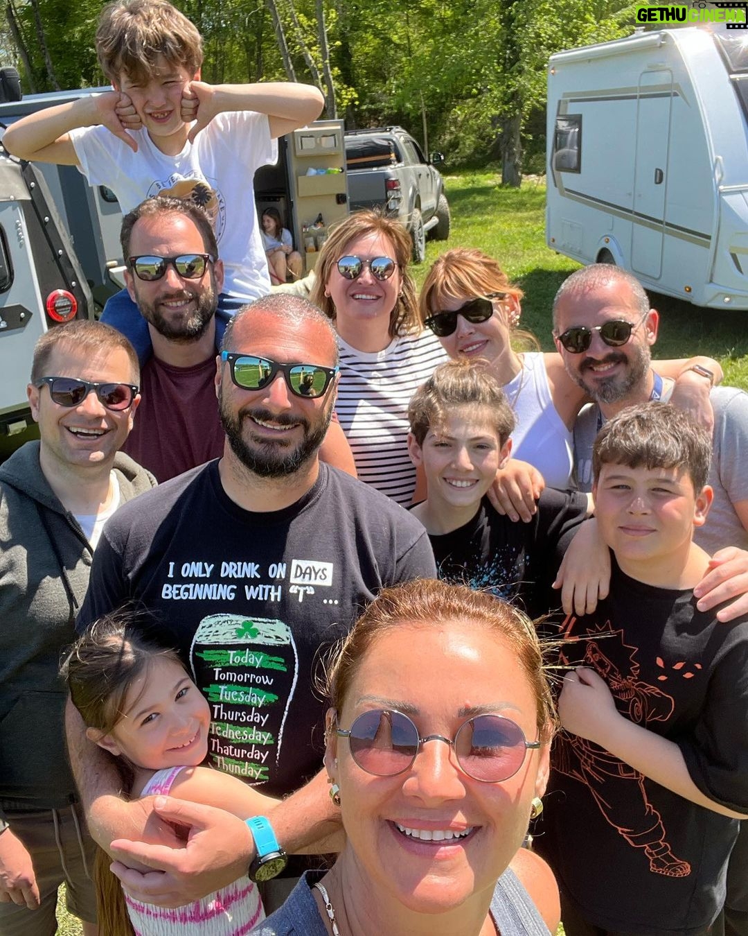 Pınar Altuğ Instagram - Harika bir haftasonundan❤️❤️ Bu kadar büyük bir tavşanla ilk defa tanıştım,az kalsın bizimle eve geliyordu🙈 Peach eskisi gibi şaha kalkmak yerine kucağa zıplıyor artık,Kazlar her zaman ki geçişlerini yaptı.Biz yine çok mutluyduk❤️ SisliVadi İğneada