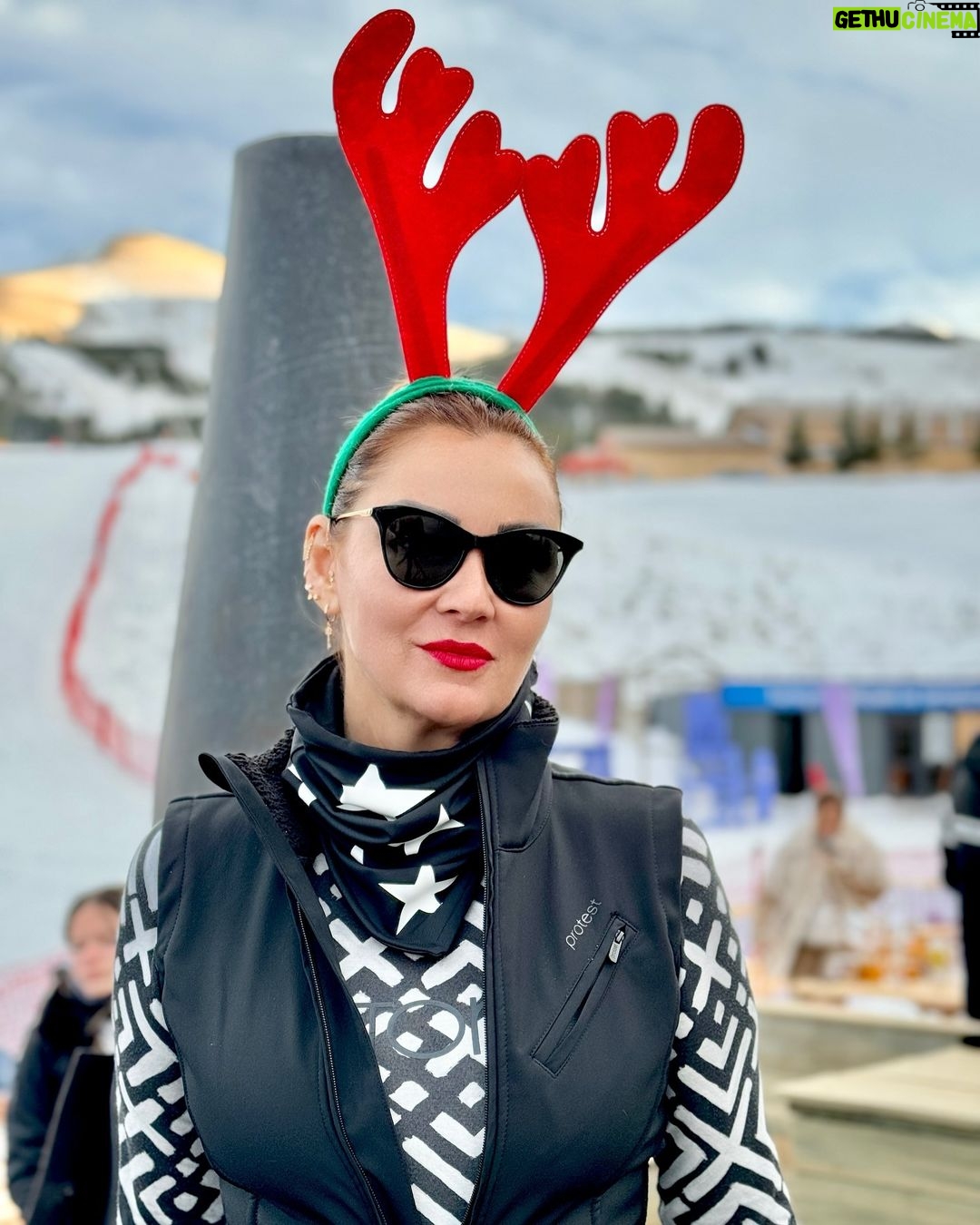 Pınar Altuğ Instagram - HOŞGELDİN 2024!Hepimize güzellikler getir❄️💋🦌🎄🌟🎉 Erzurum-Palandöken