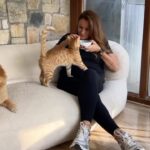 Pınar Altuğ Instagram - #işbirliği Bugün Nohut’un yine yaramazlık günüydü ama neyse ki evimde işimi kolaylaştıran bir AquaTrio’m var 👍🏻 Yeni teknolojisine inanamayacaksınız: evi siliyor, süpürüyor, bir de kendisini temizliyor. 👍🏻 Ev kazalarından bütün temizlik anlarına bu şahane teknolojisi ile her an yanınızda. 😍 #islaksupurme #teksupurge3islem @philipsevurunleriturkiye
