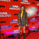 Pınar Altuğ Instagram – HAVA MUHALEFETİ @alisunal @doarutkaykamal @burak_hakki #EceKökenli ve BKM ekibi @bkmonline 👏🏻👏🏻👏🏻👏🏻 Gişeniz bol olsun
Takımım @bslfashion
Çizmelerim @pelininayakkabilari
📸 @esrainhouse ❤️ #Reklam